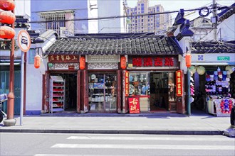 Stroll through Shanghai to the sights, Shanghai, China, Asia, Traditional shop with red lanterns