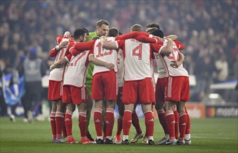 Team building, team circle in front of the start of the match, FC Bayern Munich FCB, Allianz Arena,