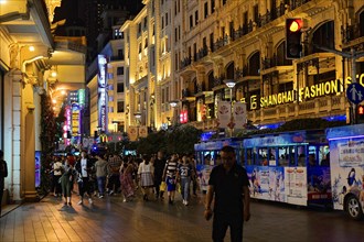 Evening stroll through Shanghai to the sights, Shanghai, Crowd on a night-time shopping street with