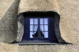 Window, House in Keitum, Sylt, North Frisian Island, Plain window on a house with thatched roof and
