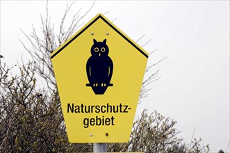 Sylt, North Frisian Island, Schleswig Holstein, A yellow sign with a black owl marks a nature