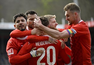 Goal celebration, cheering Jan-Niklas Beste 1. FC Heidenheim 1846 FCH (37) Nikola Dovedan 1. FC