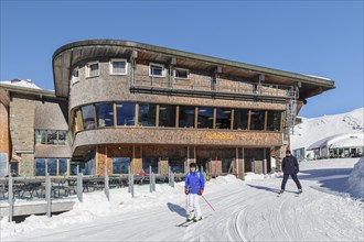 Skiers at the Hoefatsblick station on the Nebelhorn, Oberstdorf, Allgaeu, Swabia, Bavaria, Germany,