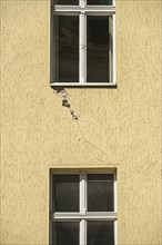 Cracks in the facade, evacuated and closed building, risk of collapse, Goltzstrasse /