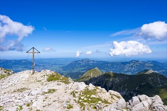 Summit cross, Grosser Daumen, 2280m, behind it Sonthofen and the Gruenten, 1738m, Allgaeu Alps,