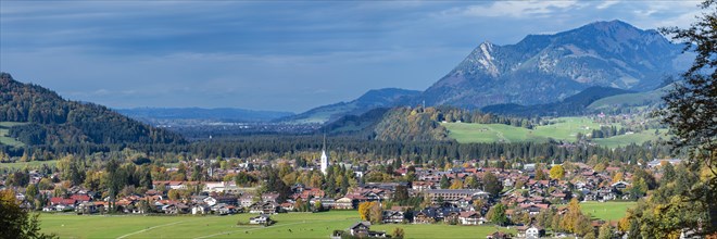Mountain panorama from south to Oberstdorf, behind it the Gruenten, 1738m, Oberallgaeu, Allgaeu,