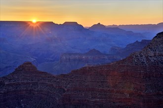 The last rays of sunlight over the Grand Canyon draw dramatic shadows, Grand Canyon National Park,