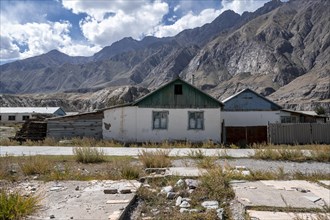 Dilapidated house, ghost town, Engilchek, Tian Shan, Kyrgyzstan, Asia