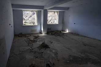 Abandoned ruined room, ghost town, Engilchek, Tian Shan, Kyrgyzstan, Asia