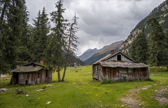 Wooden hut, Green Mountain Valley, Chong Kyzyl Suu Valley, Terskey Ala Too, Tien-Shan Mountains,