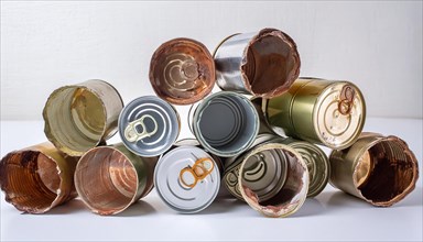 Symbol photo, many empty tin cans, partly crushed, rusty, dirty, on a white background, AI