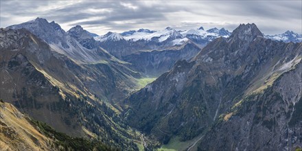 Mountain panorama from Laufbacher-Eckweg to Grosser Wilder, 2379m, into Oytal and to Hoefats,