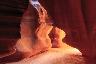 Curved rock tunnel of Antelope Canyon, illuminated by diffuse light from above, Upper Antelope