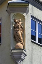 Oriel with figure of the Virgin Mary and baby Jesus with protective net, Kaufbeuern, Allgaeu,
