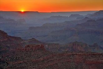 Spectacular sunset over the Grand Canyon with a vastness that impresses, Grand Canyon National