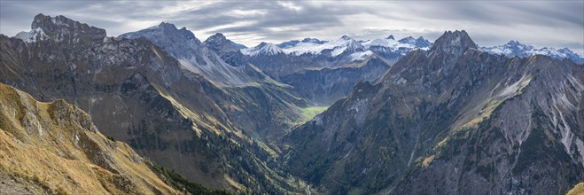 Mountain panorama from Laufbacher-Eckweg to Schneck, 2268m, Grosser Wilder, 2379m, into Oytal and