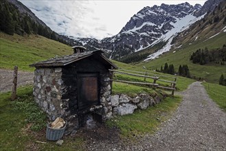 Smoking oven of the Naturalpe Gemstel-Schoenesnboden-Alpe, behind Widderstein, Gemsteltal,