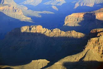 The shadow play of the morning hours emphasises the vastness of the rock faces of the Grand Canyon,