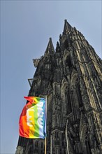 Peace flag and Cologne Cathedral, Cologne, North Rhine-Westphalia, Germany, Europe