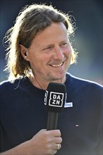 Coach Bo Henriksen 1. FSV Mainz 05, portrait, interview, microphone, mike, logo, DAZN, smiles,