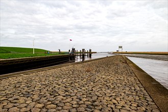 View from the lock Nieuwe Statenzijl RIchtung Dollart, to the right of the estuary birdwatching hut