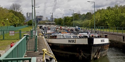 The motor tanker Wiki enters the lock system Wanne-Eickel, Neue Suedschleuse, Rhine-Herne Canal,