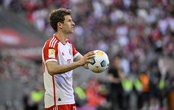 Thomas Mueller FC Bayern Muenchen FCB (25) Action, Throw-in, Allianz Arena, Munich, Bavaria,