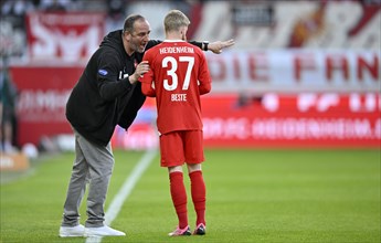 Coach Frank Schmidt 1. FC Heidenheim 1846 FCH on the sidelines talking to Jan-Niklas Beste 1. FC
