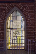 Illuminated window with the inscription Die Boettcherstrasse, Ein Beispiel Hanseatischen