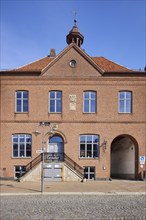 Old town hall with tourist information centre and entrance to the Ratskeller and passageway in