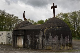 Artwork Migration object, cross and crescent on a former air raid shelter, artist Helmut