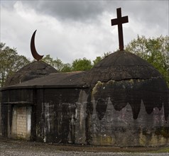 Artwork Migration object, cross and crescent on a former air raid shelter, artist Helmut