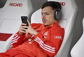 Bryan Zaragoza FC Bayern Muenchen FCB (17) Headphones, smartphone, mobile phone, Recaro, logo,
