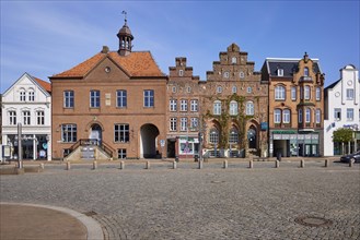 Residential and commercial building around 1890, old town hall with passageway, residential and