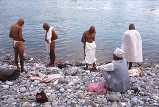 Hindu funerary ritual, men, bathing, Narayani river, terai, Nepal, Asia