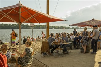 People on the beach, Strandbar Strandperle, Elbe beach, Oevelgoenne, Hamburg, Germany, Europe