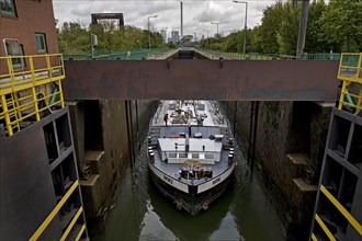 The motor tanker Wiki in the lock system Wanne-Eickel, Neue Suedschleuse, Rhine-Herne Canal, Herne,