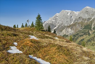 Cross at Hochkeil with Hochkoenig mountains, autumn, Muehlbach am Hochkoenig, Pongau, Salzburg,