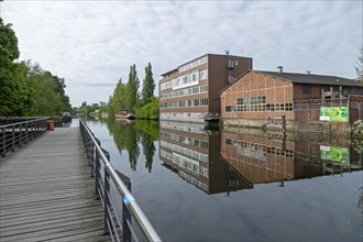 Boats, building, jetty, reflection, Veringkanal, Wilhelmsburg, Hamburg, Germany, Europe