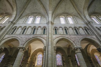 Romanesque facade between the nave and aisle in the nave, Romanesque-Gothic Saint-Julien du Mans