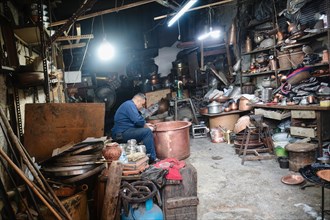 Coppersmith at work on a copper basin, Gaziantep bazaar, Turkey, Asia