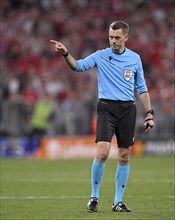 Referee Referee Clement Turpin (FRA) Gesture, Gesture, Champions League, CL, Allianz Arena, Munich,