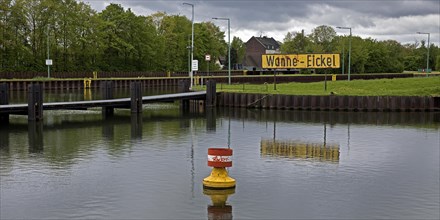 Headwater of the Wanne-Eickel lock system, New South Lock, Rhine-Herne Canal, Herne, North