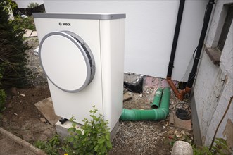 Bosch Compress 7400i AW air-to-water heat pump, logo, outdoor unit, heating hose, pipe,