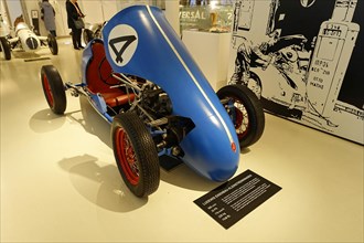 LUDEWIG EIGENBAU-KLEINSTRENNWAGEN, historic blauer racing car with the number 7, exhibited in a car