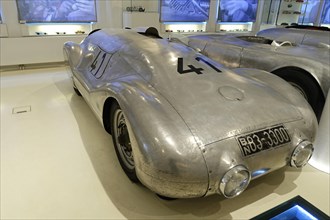 PETERMAX MUeLLER WELTREKORDWAGEN, Historic racing car in a museum setting with starting number 4 on