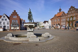 Market square with the back of the Asmussen-Woldsen monument and view towards Grossstrasse in