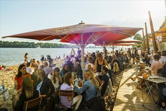 People on the beach, Strandbar Strandperle, Elbe beach, Oevelgoenne, Hamburg, Germany, Europe