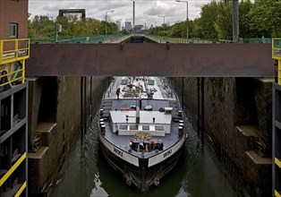 The motor tanker Wiki in the lock system Wanne-Eickel, Neue Suedschleuse, Rhine-Herne Canal, Herne,