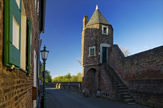 The town wall on Rheinstrasse with the Pfefferbuechse defence defence tower, Zons, Dormagen, Lower